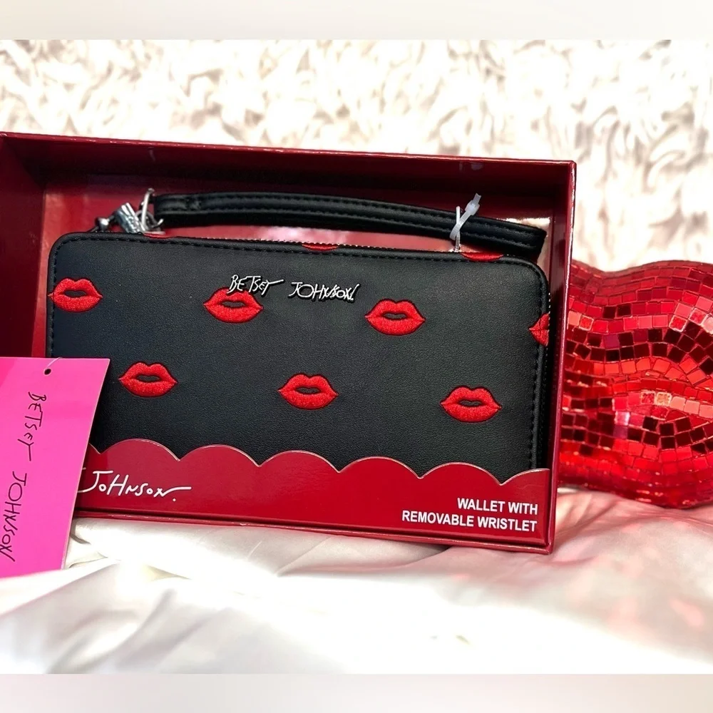 💋💋BETSEY JOHNSON STUNNING LIP ZIP AROUND WALLET/WRISTLET💋💋NWT